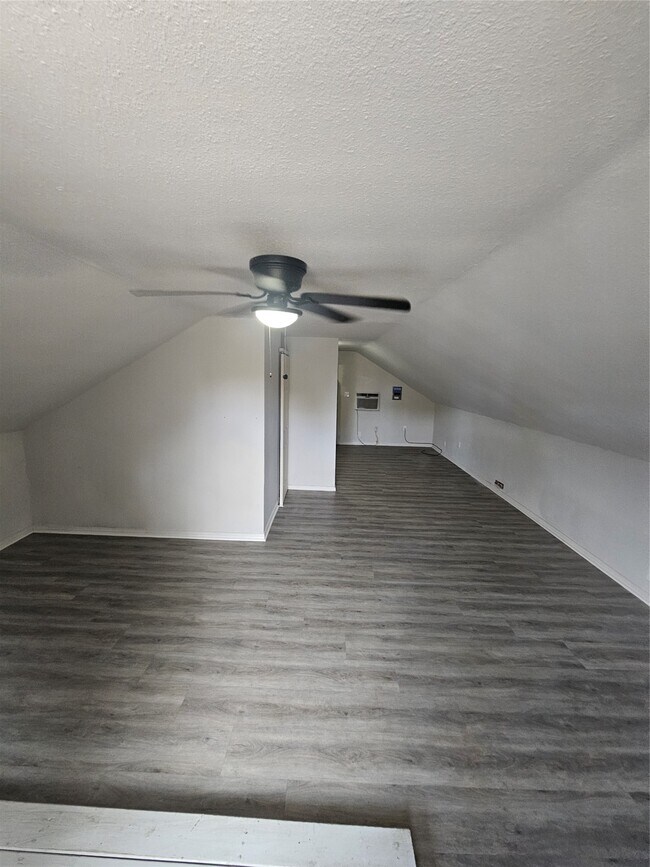 Building Photo - 1410 Lake Rd