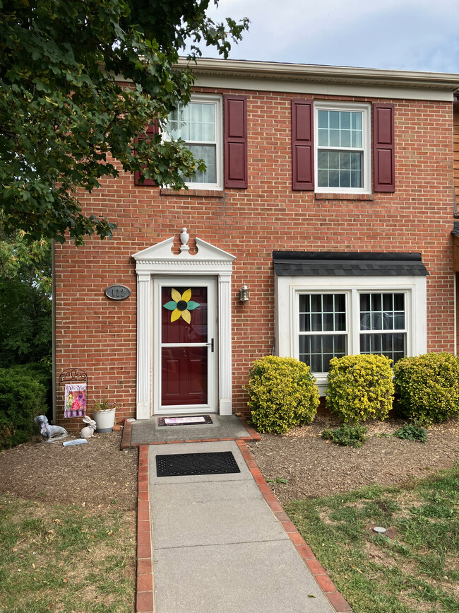 Photo - 122 Tudor Dr Townhome