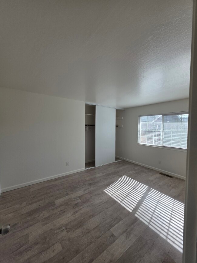 Large bedrooms with great closets - 325 N Lincoln Ave Unit 327 N Lincoln