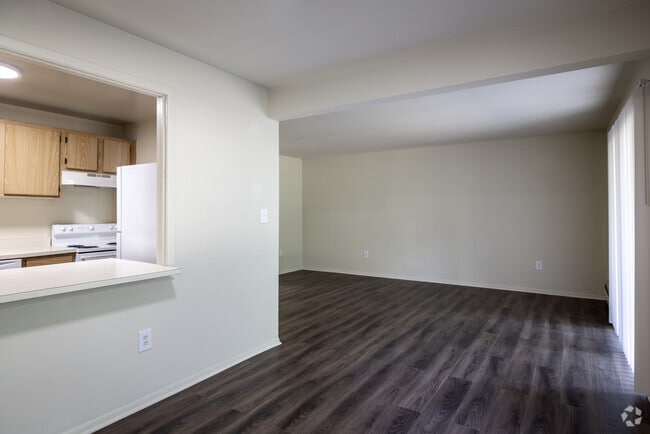 2BR, 1BA - 880SF - Dining Room - Treetops