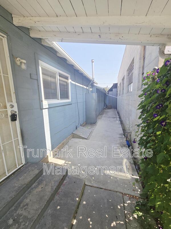 Photo - 1020 S Gerhart Ave