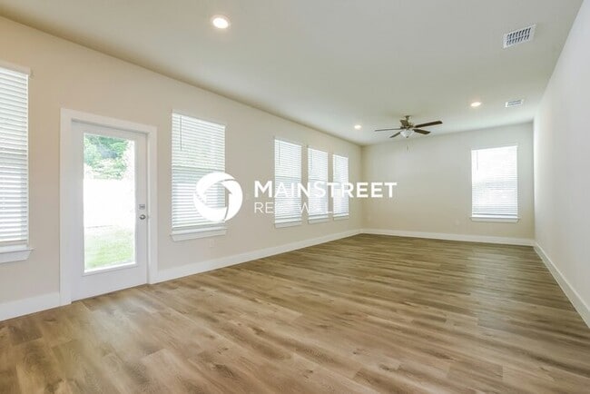 Photo - 4 Bedroom Pet-Friendly Home in Deland, FL ...