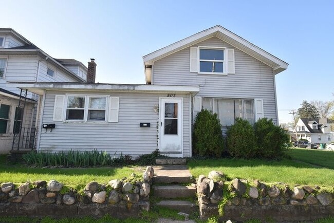 Building Photo - Close to Downtown Mishawaka- 2 bedroom duplex apartment