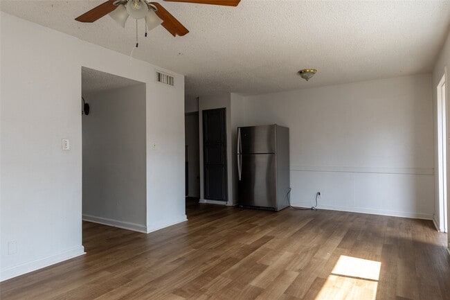 Building Photo - 11002 Hammerly Blvd Unit 32 Rental