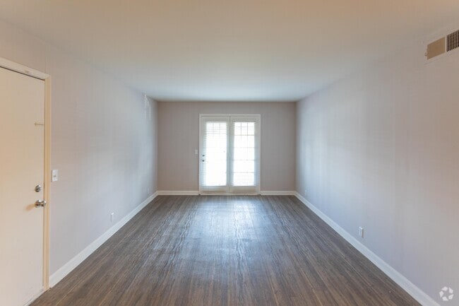 1BR, 1BA - 821 SF