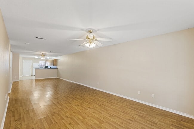 Photo - 912 Willow Pond St