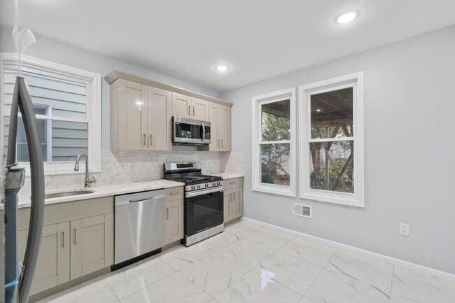 Photo - 170 W 10th St Unidad 1