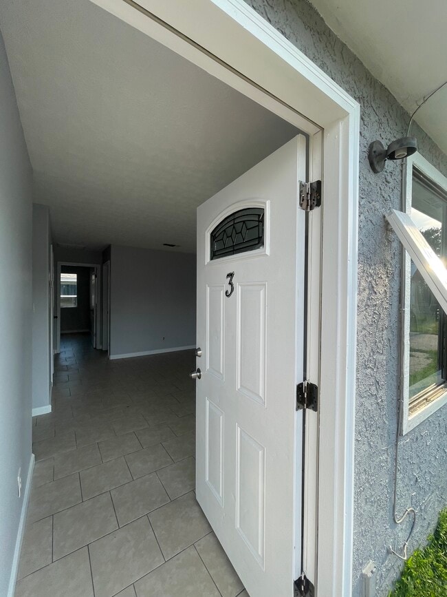 Building Photo - 715 W 13th St