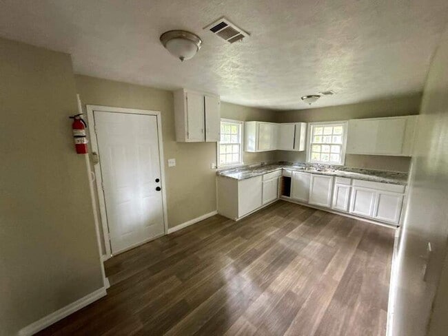 Photo - 402 Willaman St