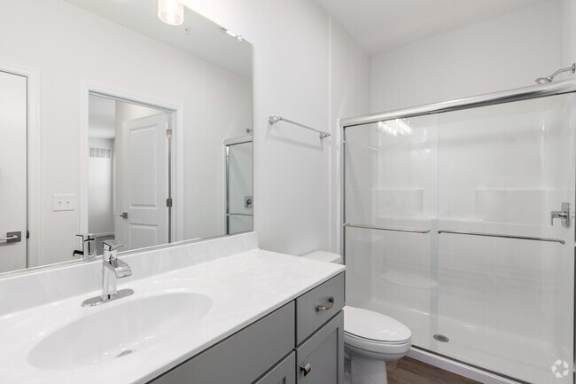 2BR, 2BA - 1,095SF - Bath