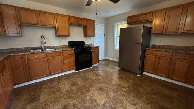 Building Photo - 14 Searle Ave