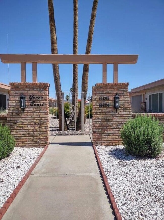 Building Photo - GREAT TOWNHOME IN YUCCA COURT-SUN CITY!!