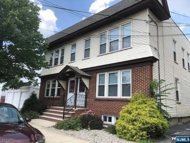 Building Photo - 9 Schuyler Ct Unit R2