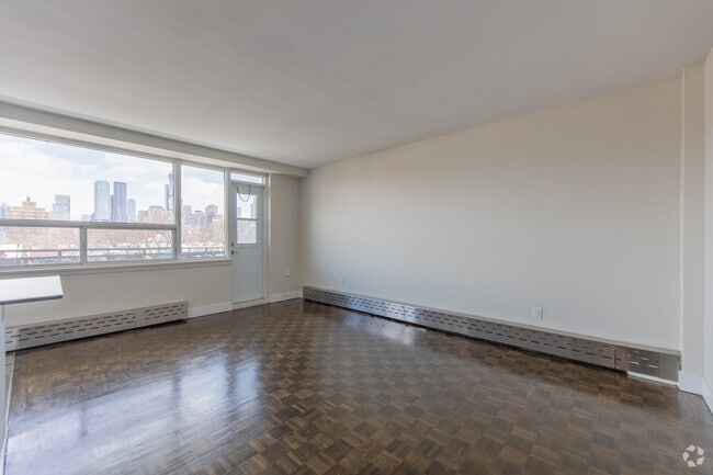 1BR, 1BA - 652SF - Living Room - 66 Spadina Road