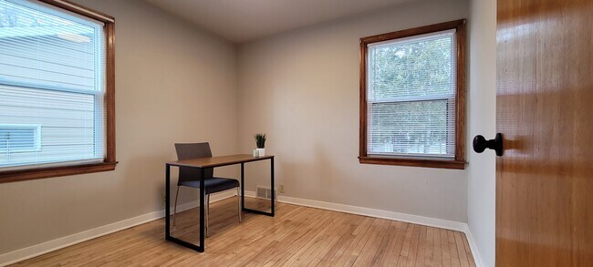 Photo - 2724 Stanley St