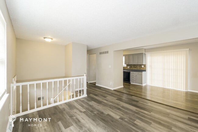 Photo - 313 NE Lakeview Dr