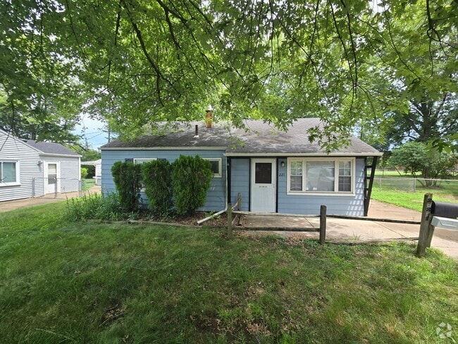 Building Photo - 3 Bedroom House