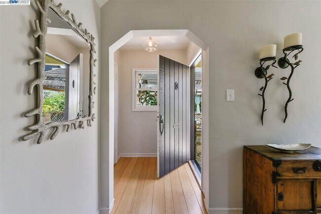 Entryway - 1562 Lincoln Ave