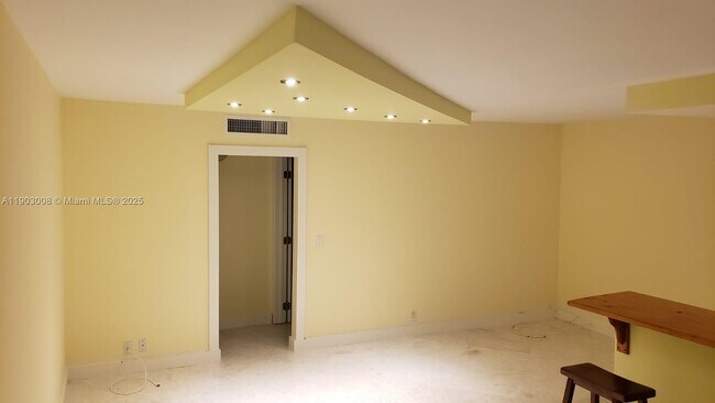 Photo - 1100 NE 1st Ct Unidad 315