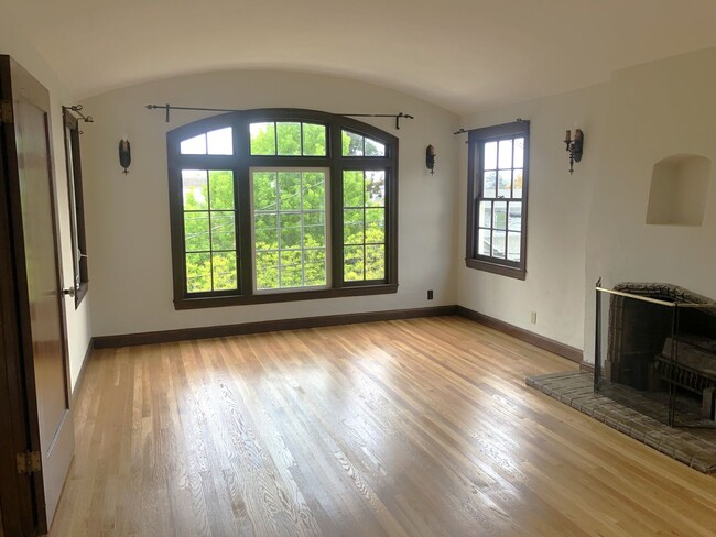 Building Photo - COMING SOON-large bedroom and is located n... Unit Apt 1683