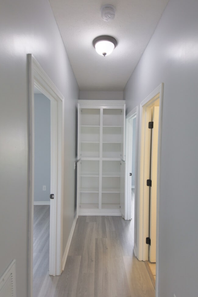 Pasillo al baño de invitados y dormitorios 2 y 3 - 106 Hanover Cove