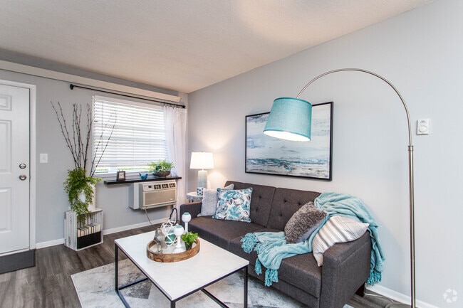 1BR, 1BA - 600 SF