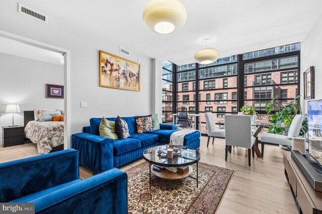 Building Photo - 1300 4th St SE Unit 303