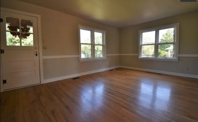 Building Photo - 4 bed/3.5 bath, half acre lot, 100 yards f... Rental