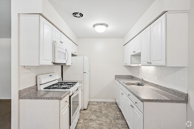 2BR, 1BA - 920SF - Kitchen