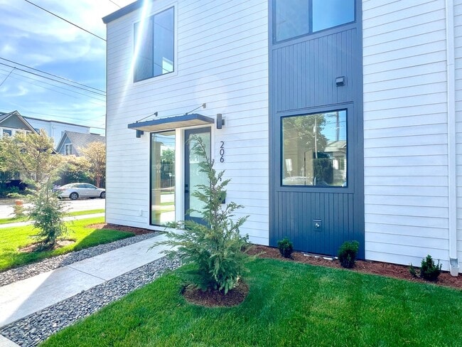 Building Photo - SMITD03 Unit 206 N Blandena St.