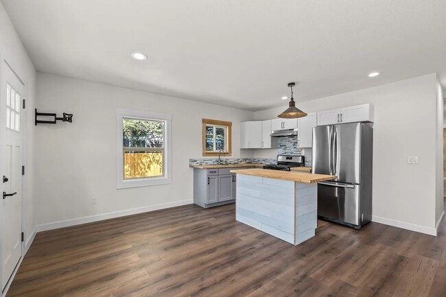 Photo - 202-208 NE Juniper St Unidad 202