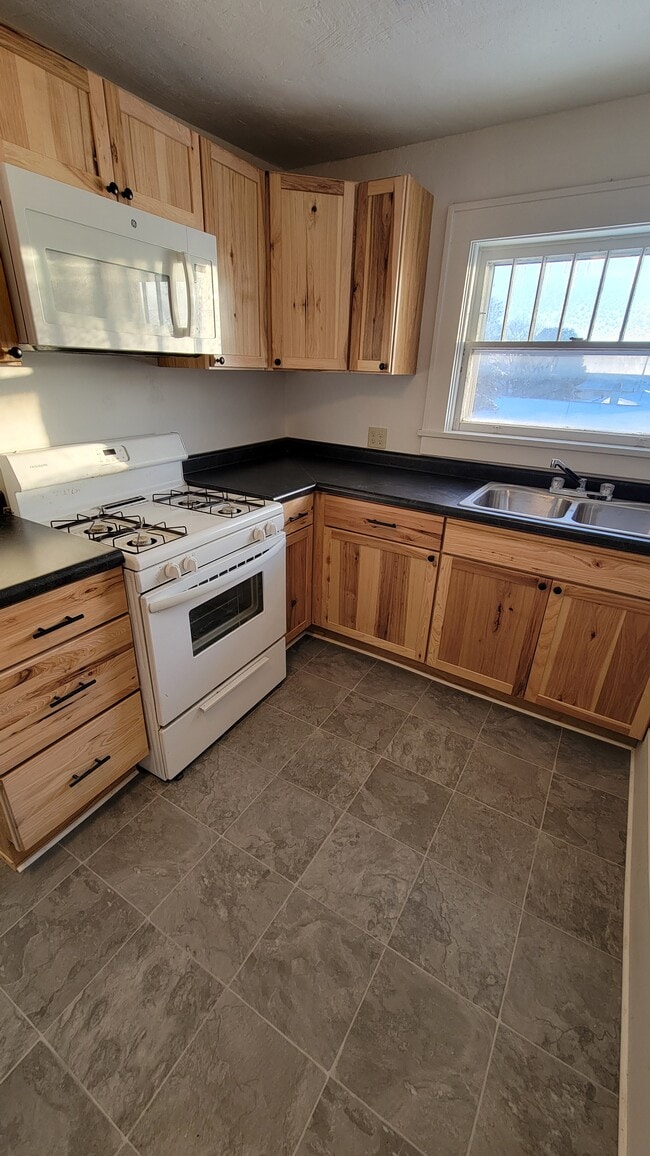 Building Photo - 1025 C Ave Unit 1025 C Ave  2