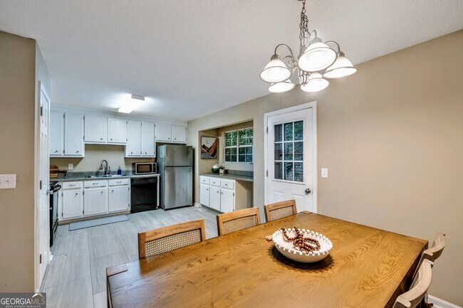 Photo - 221 Remington Ln