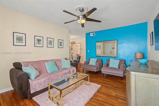 Building Photo - 915 8th St Unit 102