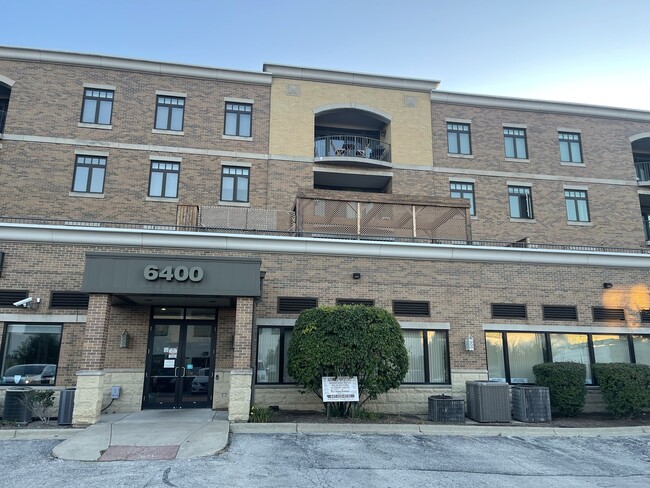 Building Photo - 6400 N Northwest Hwy Unit 305 Rental