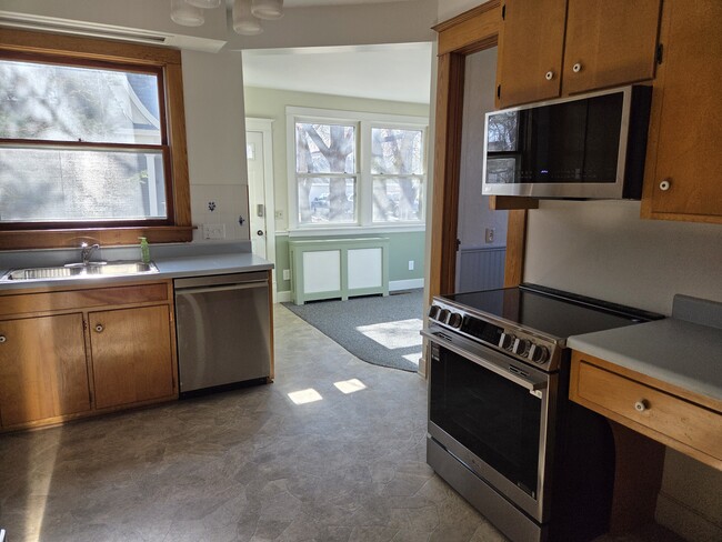 Photo - 511 W 1st St