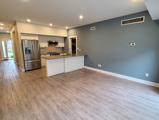 Photo - 550 Sandison St