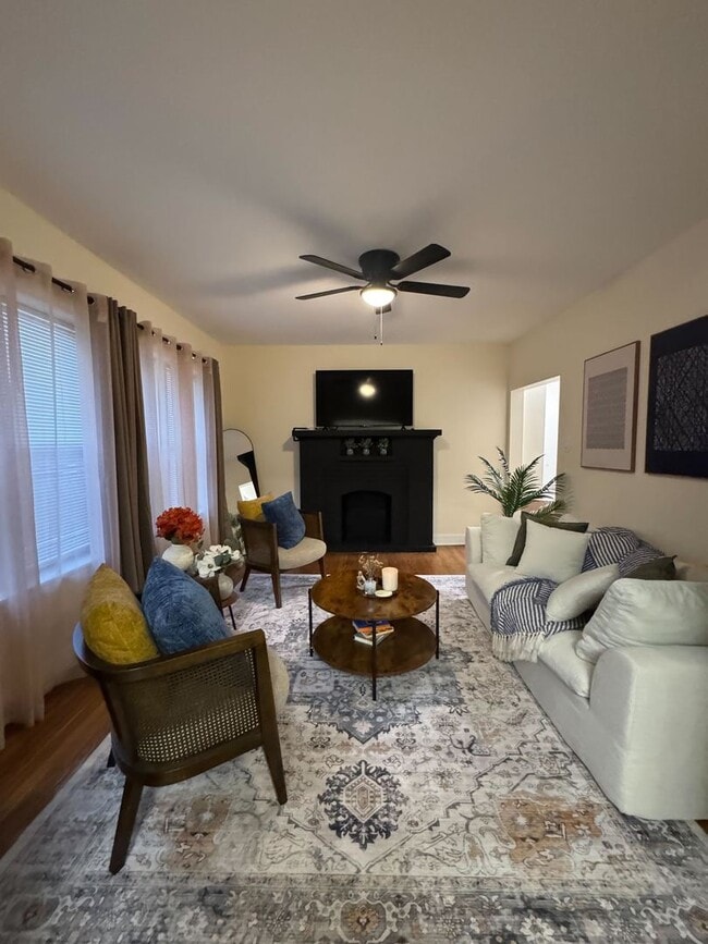 Photo - 610 E 74th St Unidad 1B