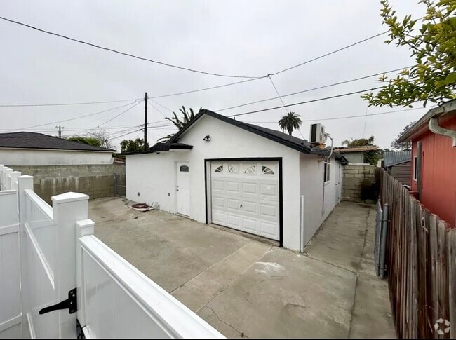 Building Photo - 847 E 106th St Rental