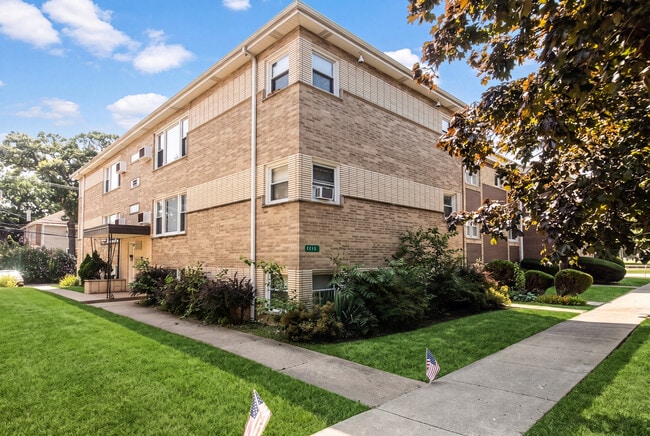 Building Photo - 2245 Des Plaines Ave Unit E