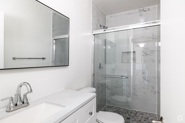2BR, 2BA - 916SF - Primary Bathroom