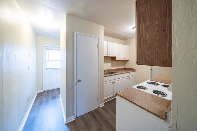 Building Photo - 420 NE 1st Ave. Unit 2