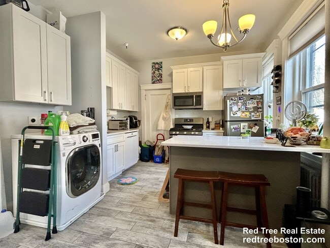 Building Photo - 72 Strathmore Rd Unit 2B