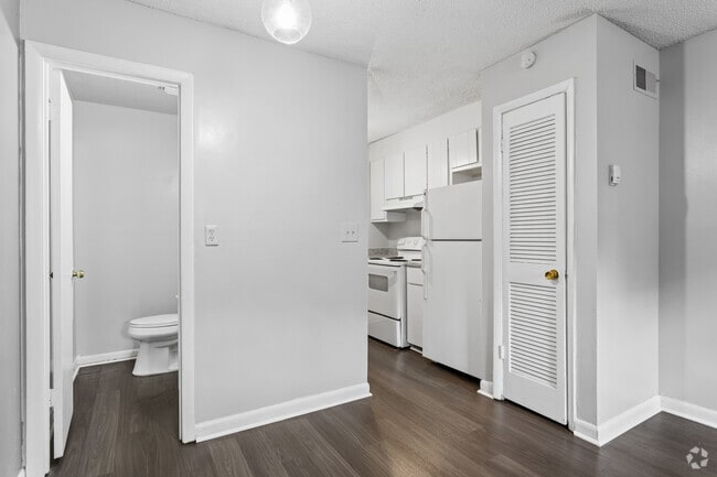 1BR, 1.5BA - 630SF - Kitchen/Half Bathroom