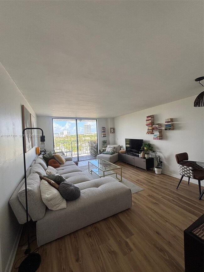 Photo - 2350 NE 135th St Unit 901