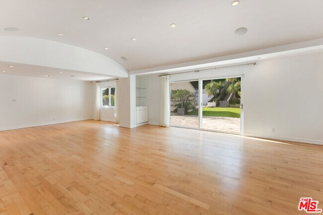 Photo - 1617 Roscomare Rd