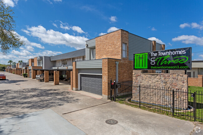 Building Photo - The Townhomes on Three