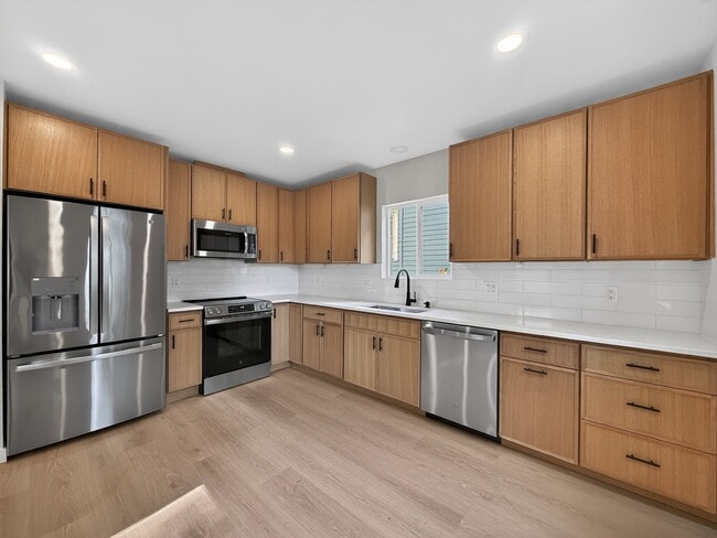 Photo - 925 N 75th St