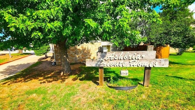 Super Cute Condo in the Ashbriar Village Condo close to Lake Hefner