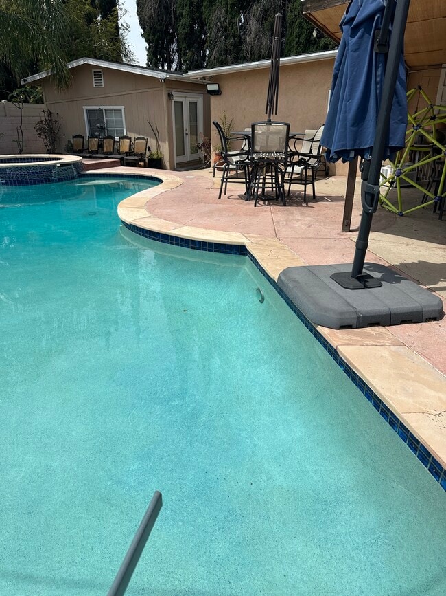 Very quite neighborhood walking distance to the Northridge Mall, Bus station, Walking distance to C - 19250 Prairie St Unit 1 bedroom